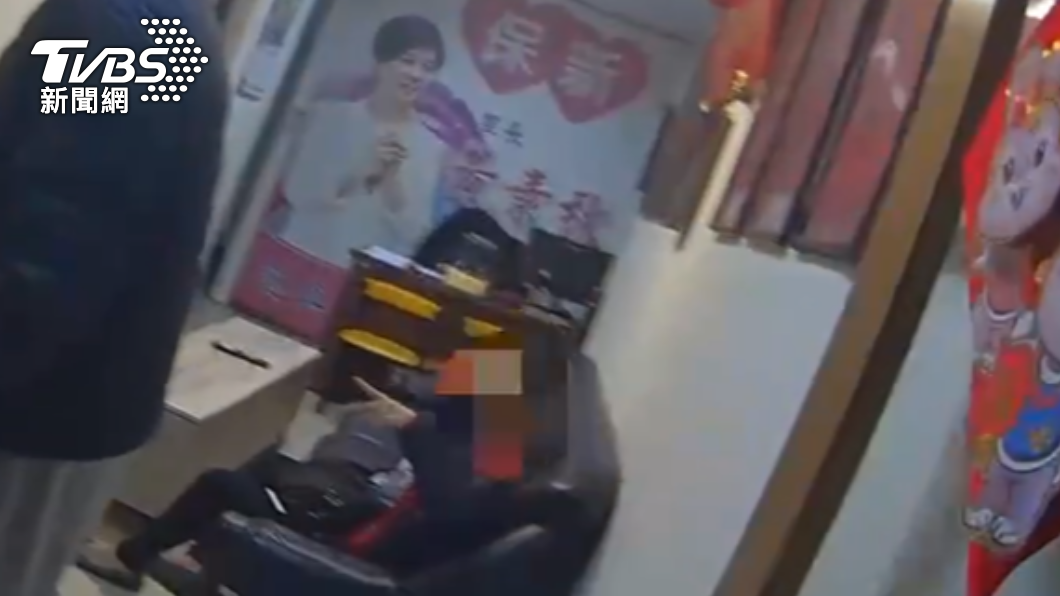 民眾協助將婦人扶到里長辦公室休息。(圖/TVBS)