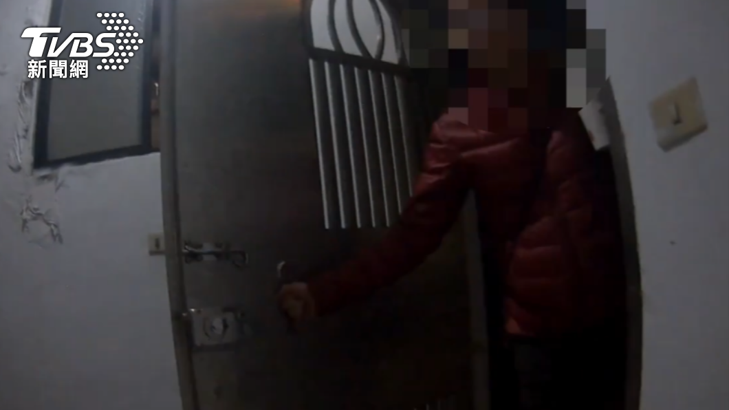員警通知家屬前來帶回婦人。(圖/TVBS)