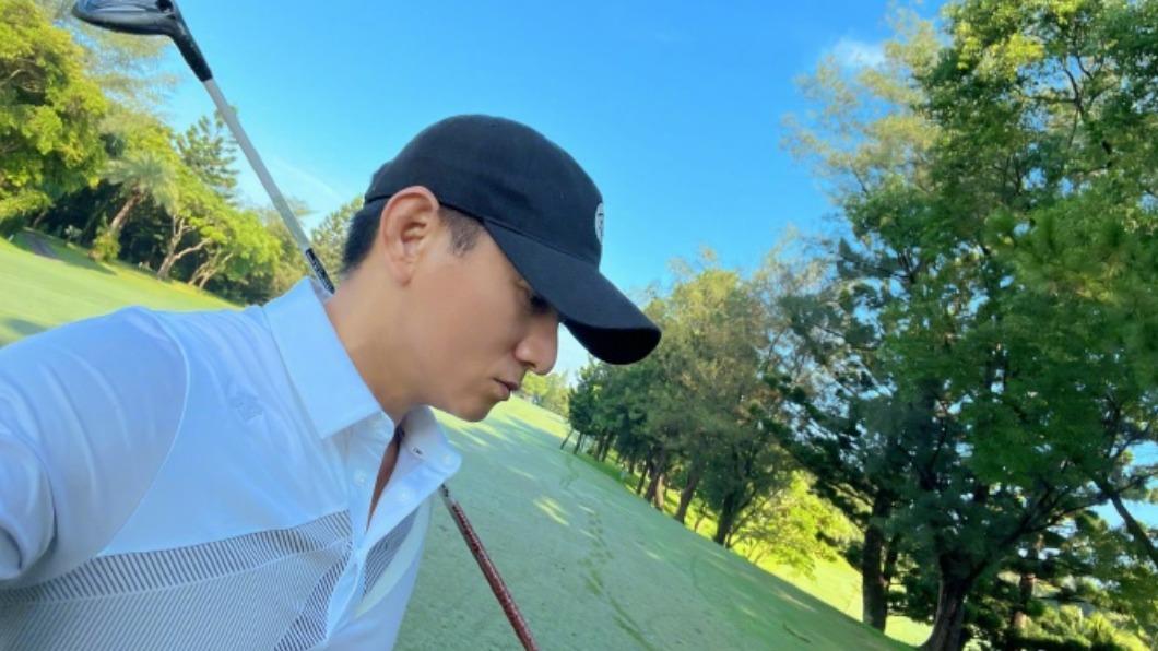 吳奇隆分享打高爾夫球的日常。(圖/翻攝自吳奇隆微博)