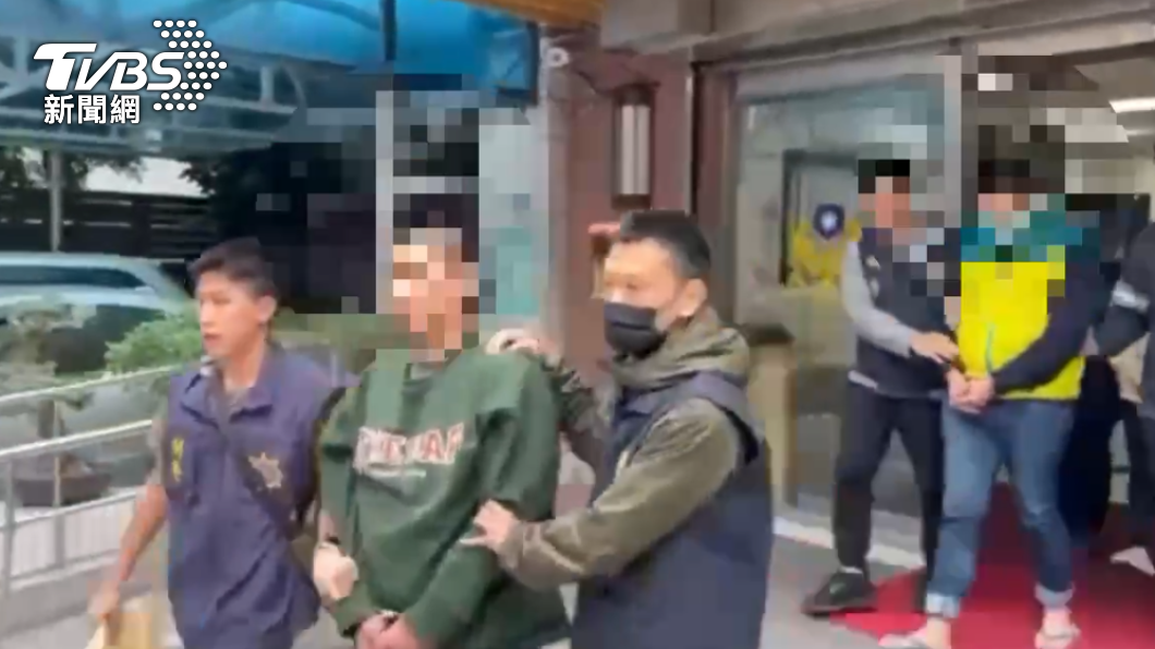嫌犯被警方移送。(圖/TVBS)