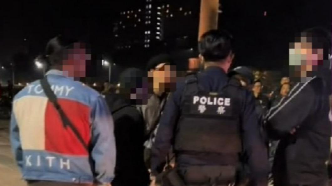 大批改裝車深夜聚集佛光山 警到場關切騎士嚇飆髒話