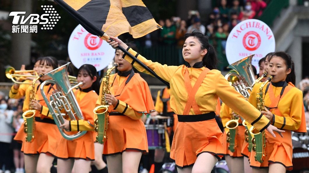 橘色惡魔合體小綠綠!赴北一女校慶演出嗨翻全場 人潮擠爆校園