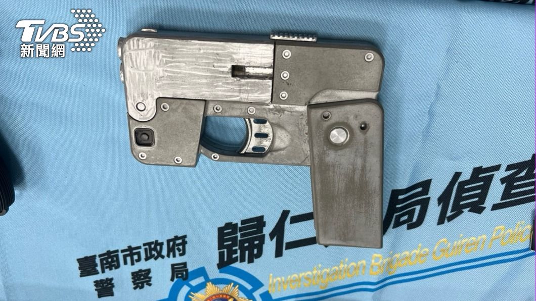 罕見手機型手槍1支。（圖／TVBS）