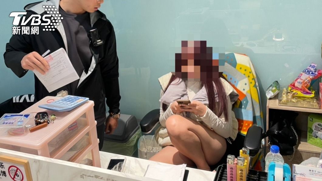 違法賭博還叮嚀「別提現金」　長腿櫃台妹見警上門傻眼