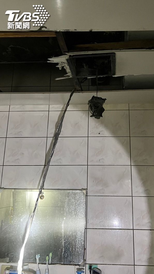 浴室內抽風機外殼燒熔燻黑。（圖／TVBS）