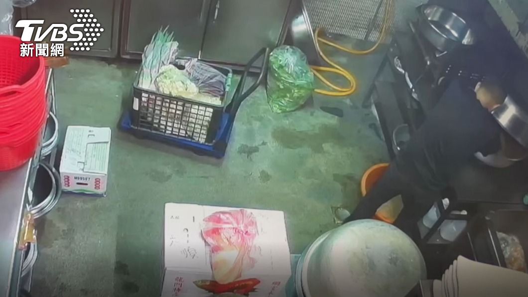 燉肉真香！食材送貨員3度闖廚房偷吃　店家不忍了報警逮人
