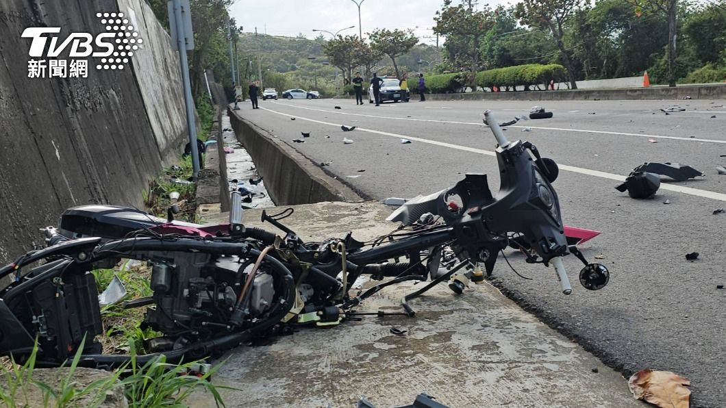 快訊／台1線死亡車禍！騎士為閃衝出貨車撞碎成廢鐵　男女雙亡