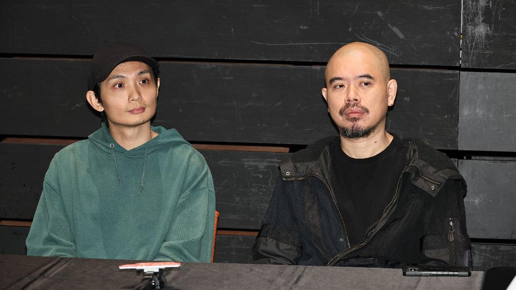 殷振豪(左)和陳奕仁分享獎項討論的過程,更笑說歡迎海內外歌手都來報名。(圖/張哲鳴攝)
