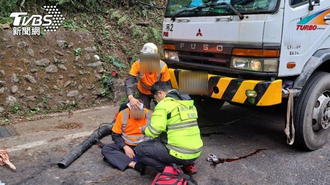 北宜公路修剪枯樹出意外 工人遭枯木重砸「頭部濺血」送醫