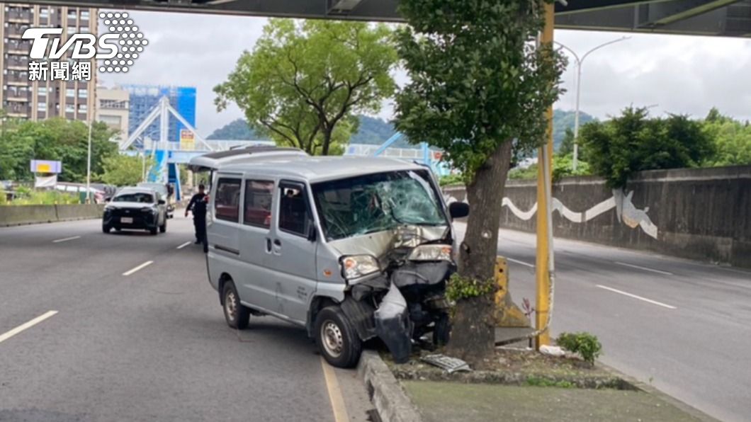 新北男感冒發燒開車上班 猛撞路樹車頭凹陷、玻璃碎裂噴臉