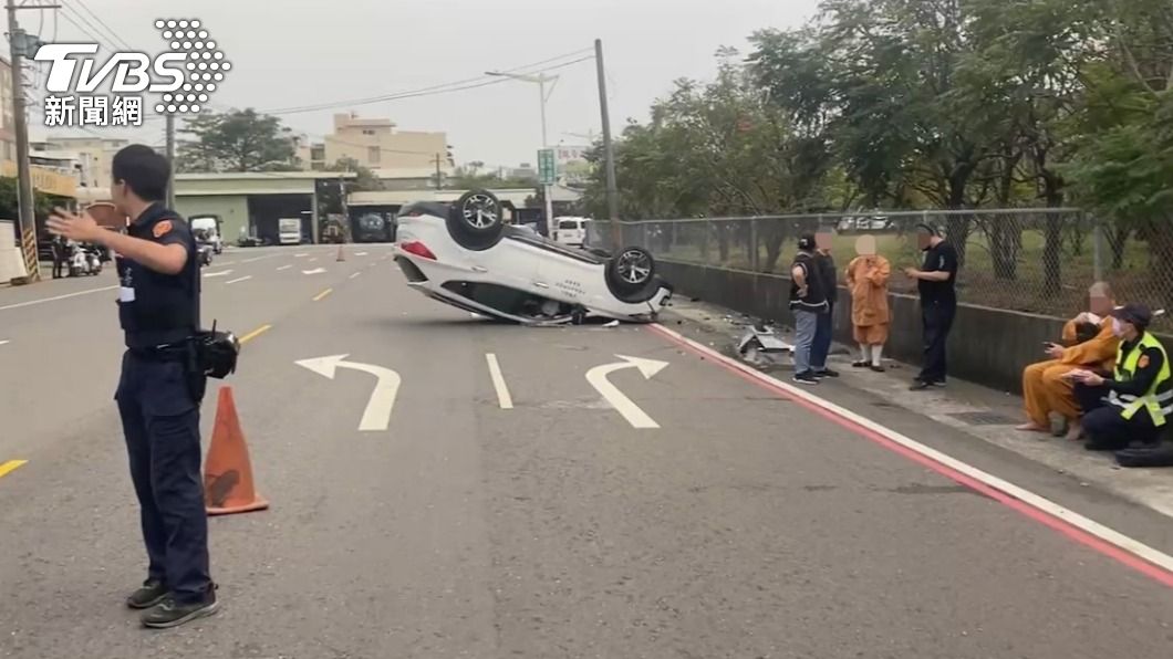 高雄法師疑助念太累翻車 殯儀館前自撞「烏龜翻」躺路中