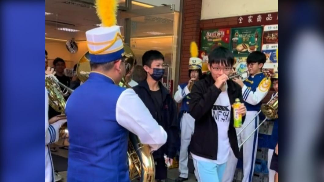 有片/校內全家聽不到熟悉招牌曲 南一中管樂隊站門口現場演奏