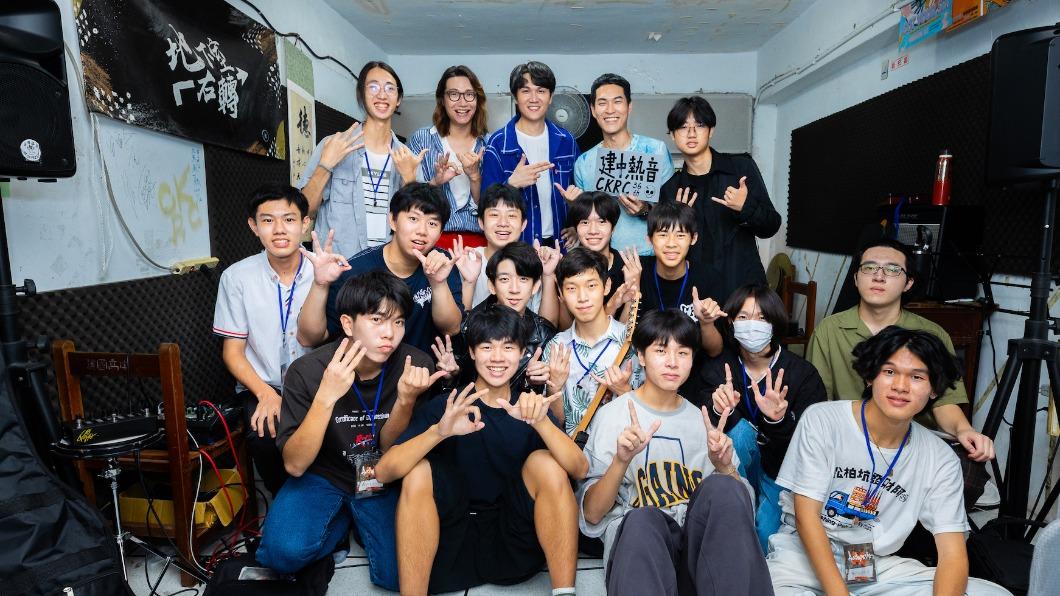 宇宙人開心和熱音社學弟合照。(圖/相信音樂提供)