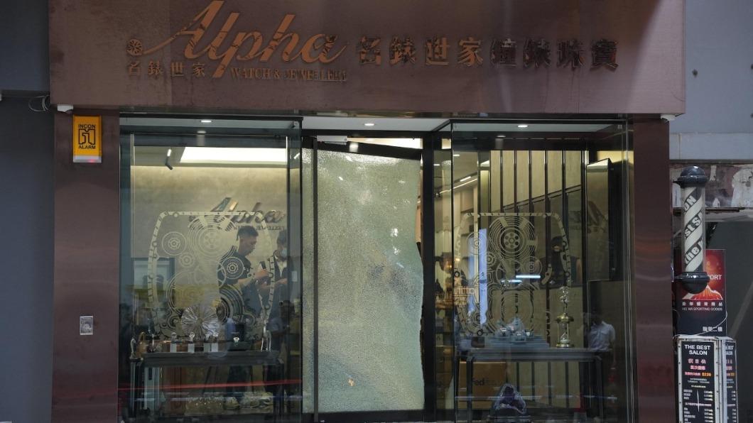 尖沙咀名錶世家被搶!4嫌半分鐘搜刮破億名錶 一度「慌張受困」