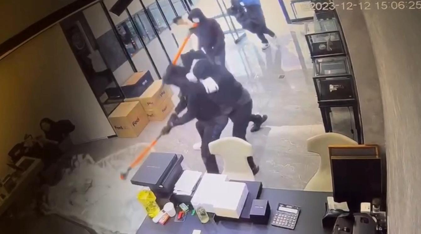 白衣男子見搶匪進入店內後,立即趁亂抱頭逃離。(圖/翻攝自網路)