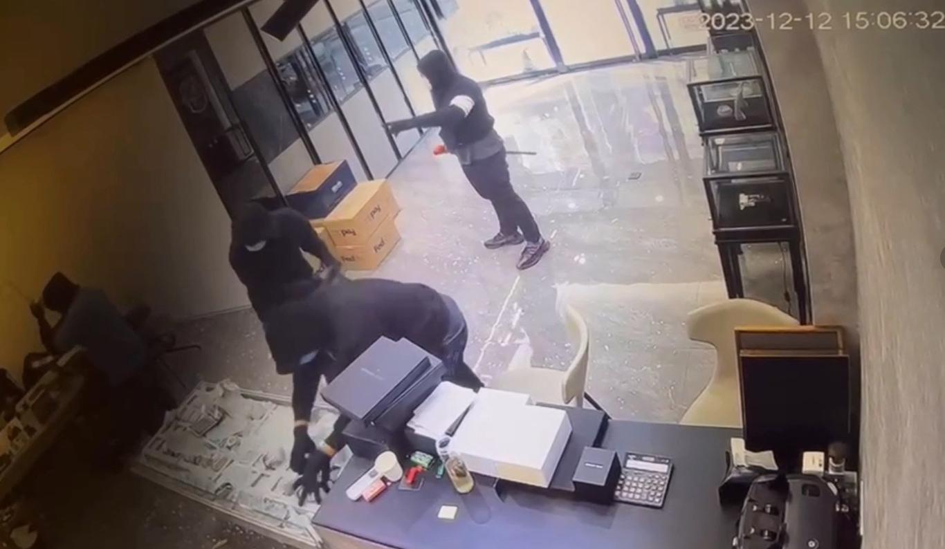 歹徒大肆搜刮精品名錶。(圖/翻攝自網路)