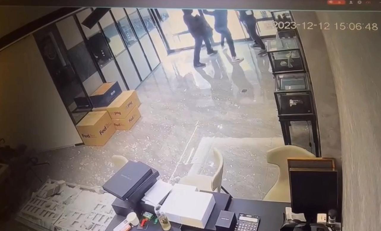 歹徒一度受困,最後敲破玻璃門逃逸。(圖/翻攝自網路)