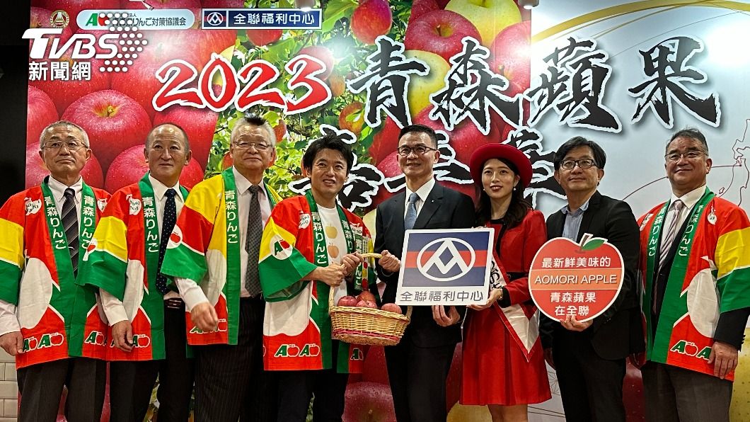 青森縣長宮下宗一郎（左4）、青森縣蘋果對策協議會和青森蘋果小姐（右3）來台宣傳青森蘋果。（圖／許稚佳攝）