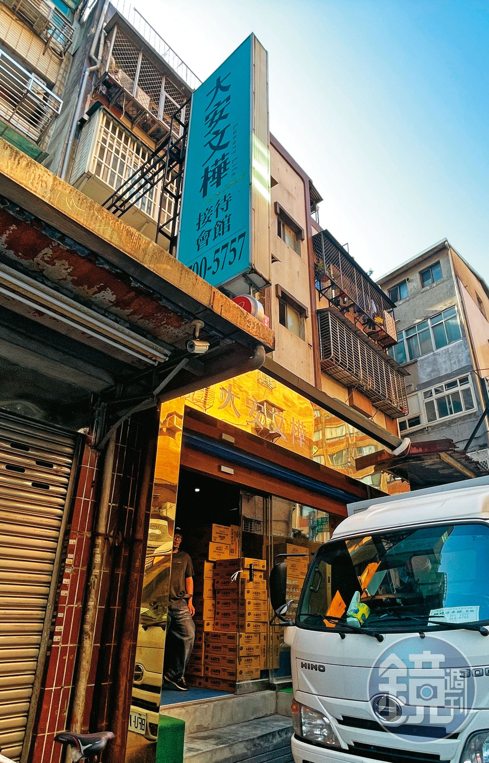 該案接待中心招牌雖在,內部銷售人員已撤場成倉儲空間。(圖/鏡週刊)
