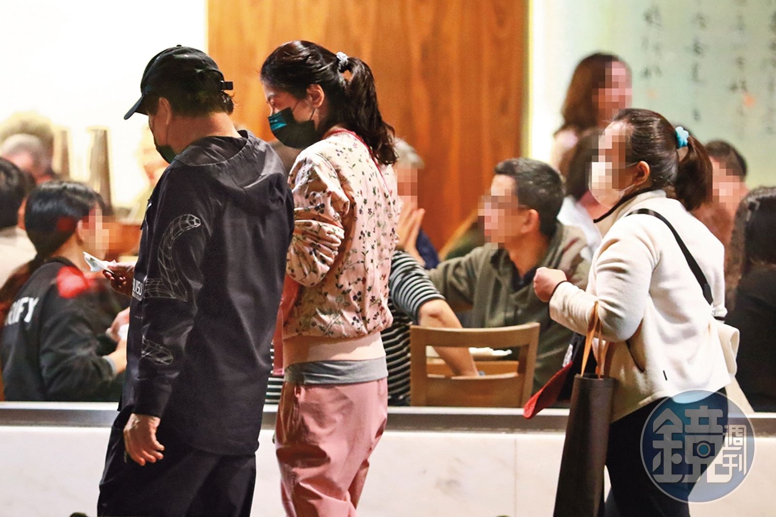 12月1日19：38，用餐結束，胡瓜與丁柔安併肩而行，表面看來非常和平。（圖／鏡週刊）