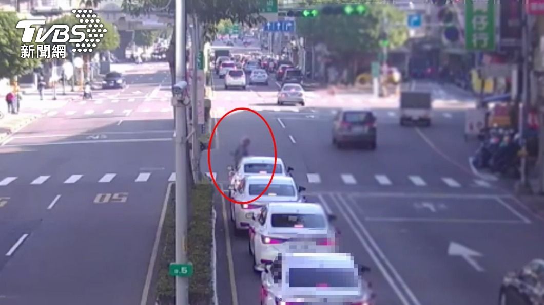 趕著迎親!前方騎士綠燈不走 禮車按喇叭遭嗆聲互毆