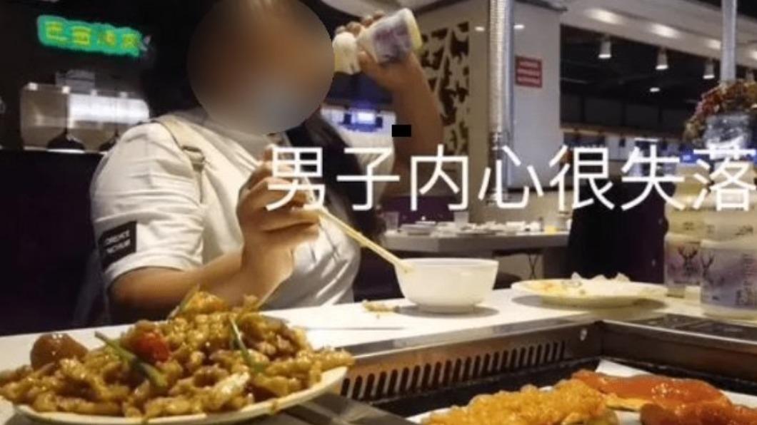 該名女子大口吃肉讓男子幻想破滅。（圖／翻攝自搜狐網＠硬核少年周小米）