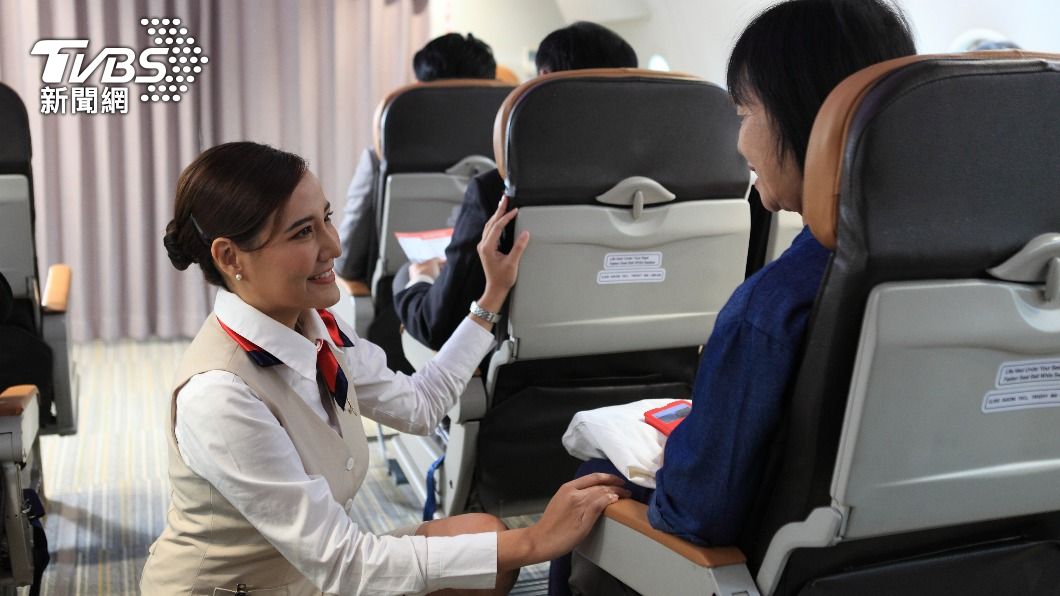被酸「只是端盤子的」 資深空服員怒回嗆:那是你無知