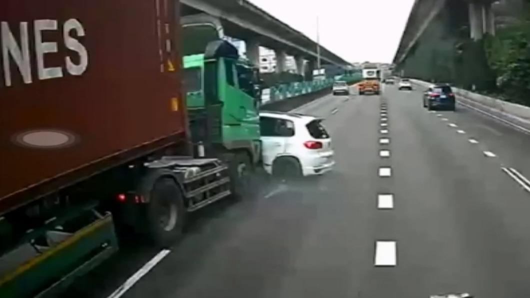 有片/國道一死車禍影像曝 女駕駛疑跨越雙白線變換車道