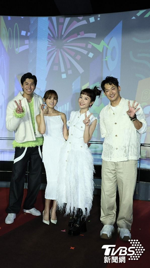 風田(左起)、朵拉、Lulu和威廉共同主持台北跨年。(圖/張哲鳴攝)
