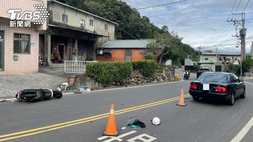 快訊/新北死亡車禍!機車疑過彎失控對撞小轎車 騎士重傷不治