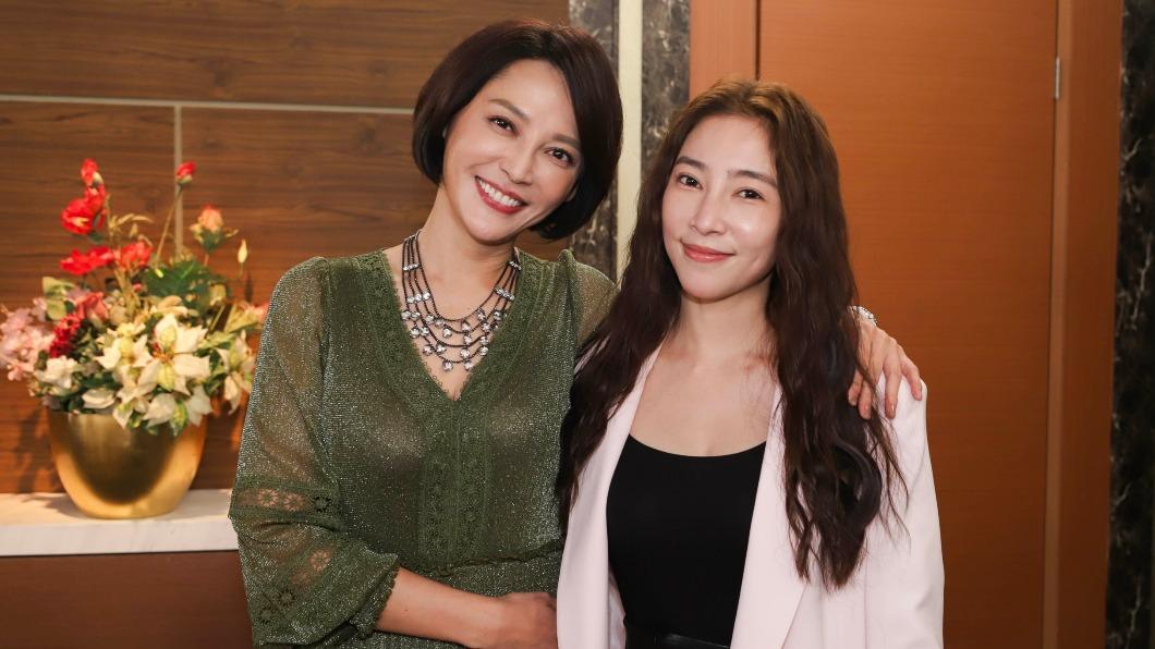張家瑋頂捲髮新造型現身!同框「最美媽媽」 母女顏值驚人
