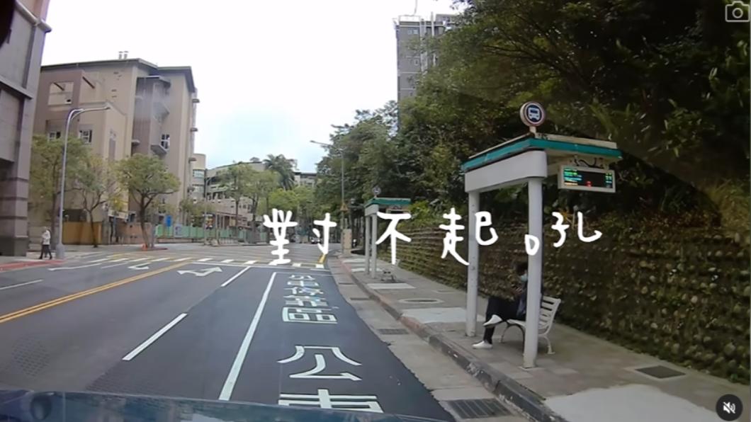 張震嶽禮讓行人還得說對不起。(圖/翻攝自張震嶽IG)