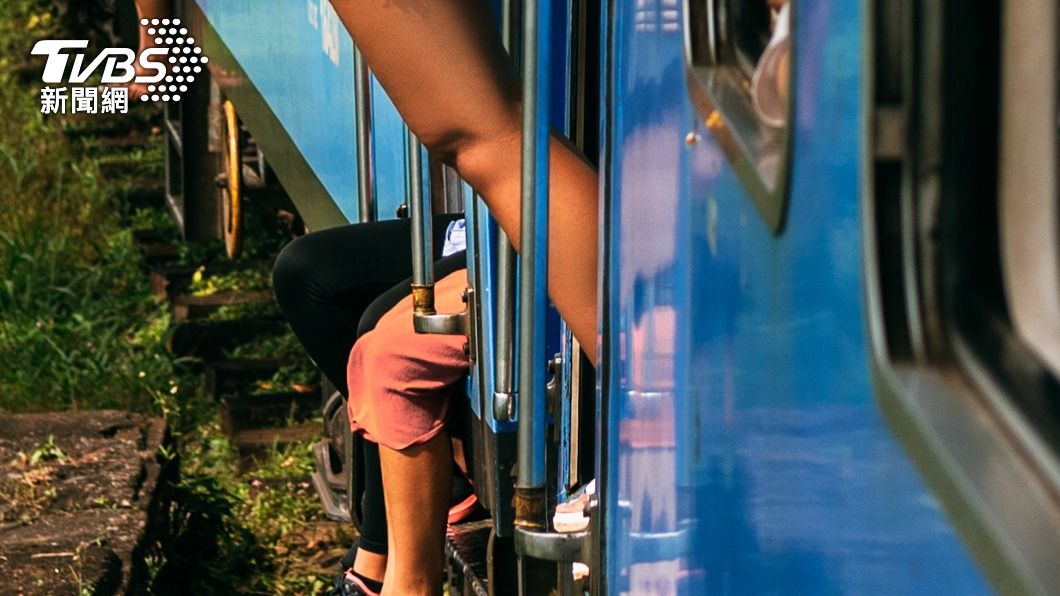 火車廁所噁貼硬來!她遭扒褲性侵3次 淚躲狼爪「半裸跳車」