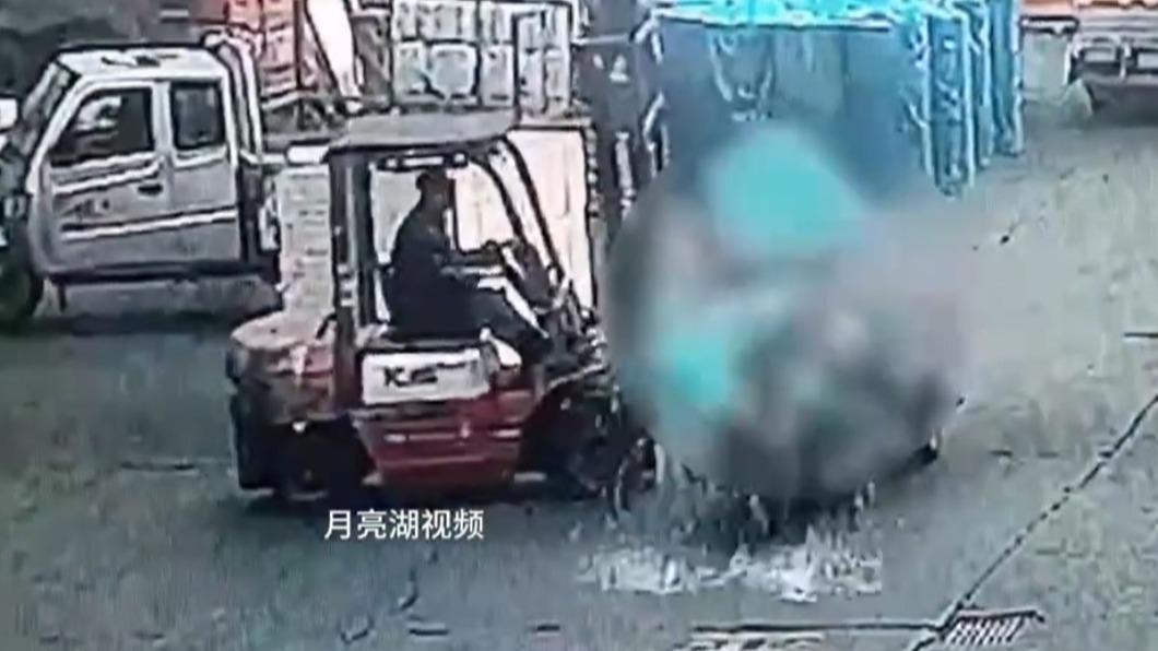 堆高機猛撞「橫切斷脖」!玻璃秒炸碎 他濺血慘倒廢鐵堆