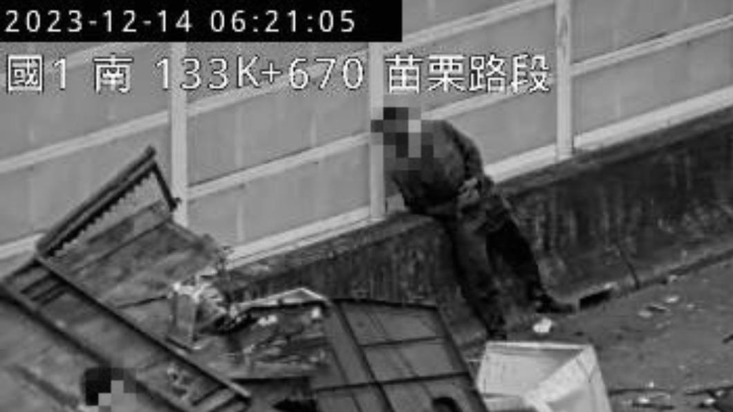 國1苗栗段大貨車分心撞小貨車 駕駛渾身血癱路肩「斷3指」