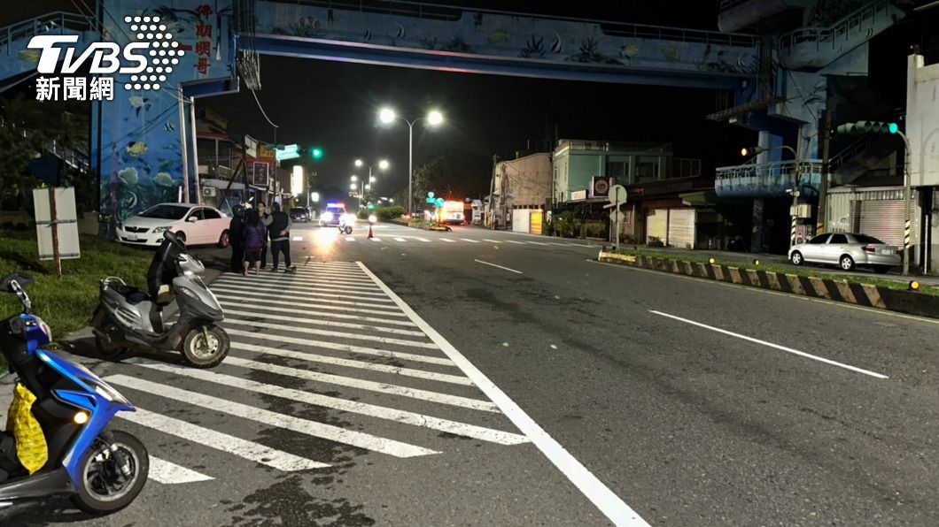 過馬路就到家！新北八旬翁路口遭2機車追撞　傷重慘死