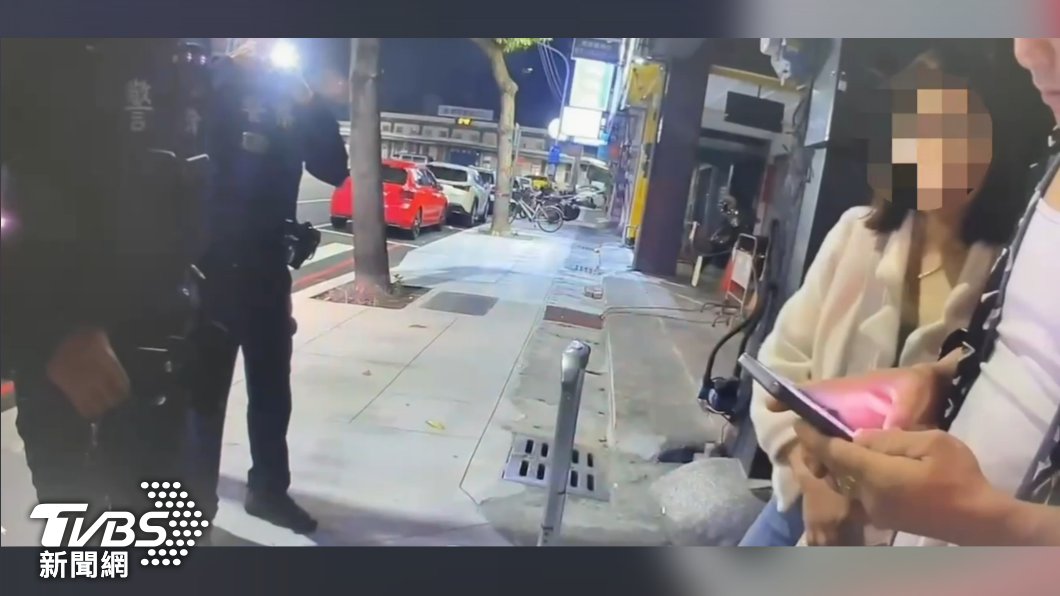 移工情侶街邊爆爭執嚇壞民眾 警到場壓制「身分全曝光」