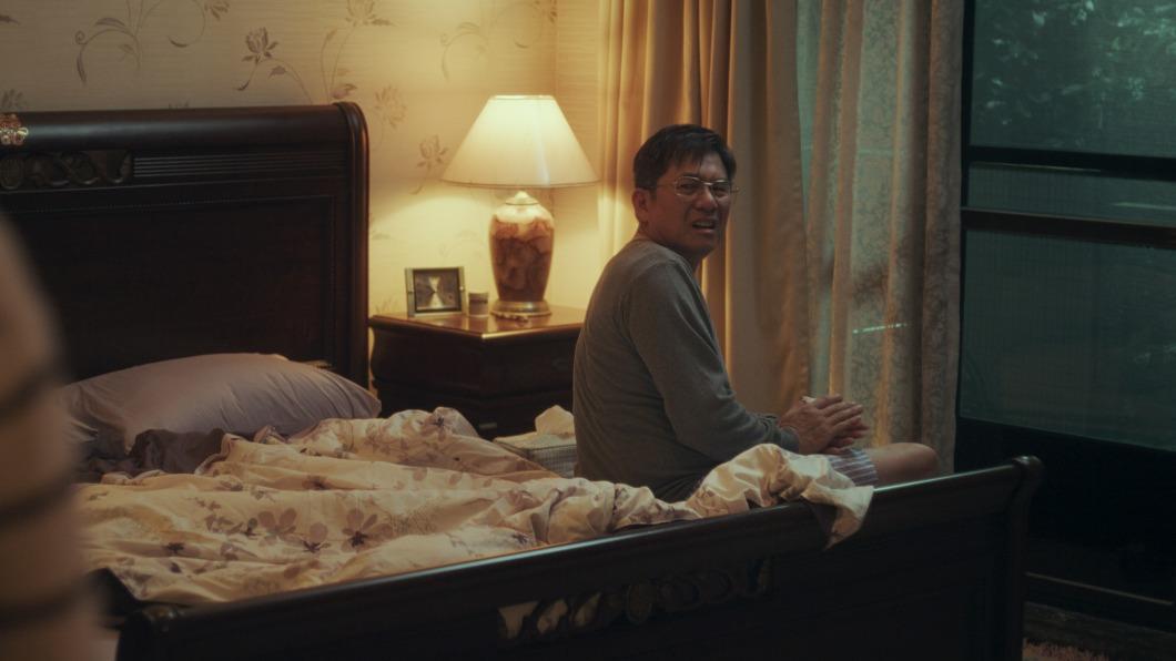 洪都拉斯劇中偷看謎片DIY。（圖／Netflix提供）