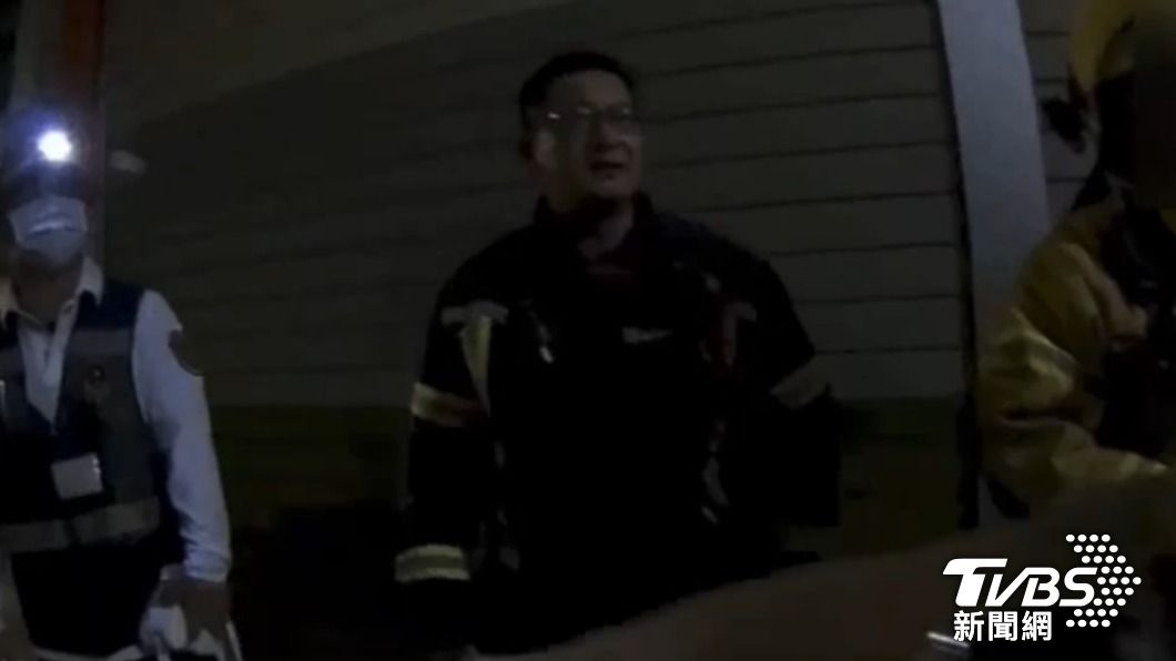 警方見許男開門上前壓制，由救護人員送往醫院治療。（圖／TVBS）