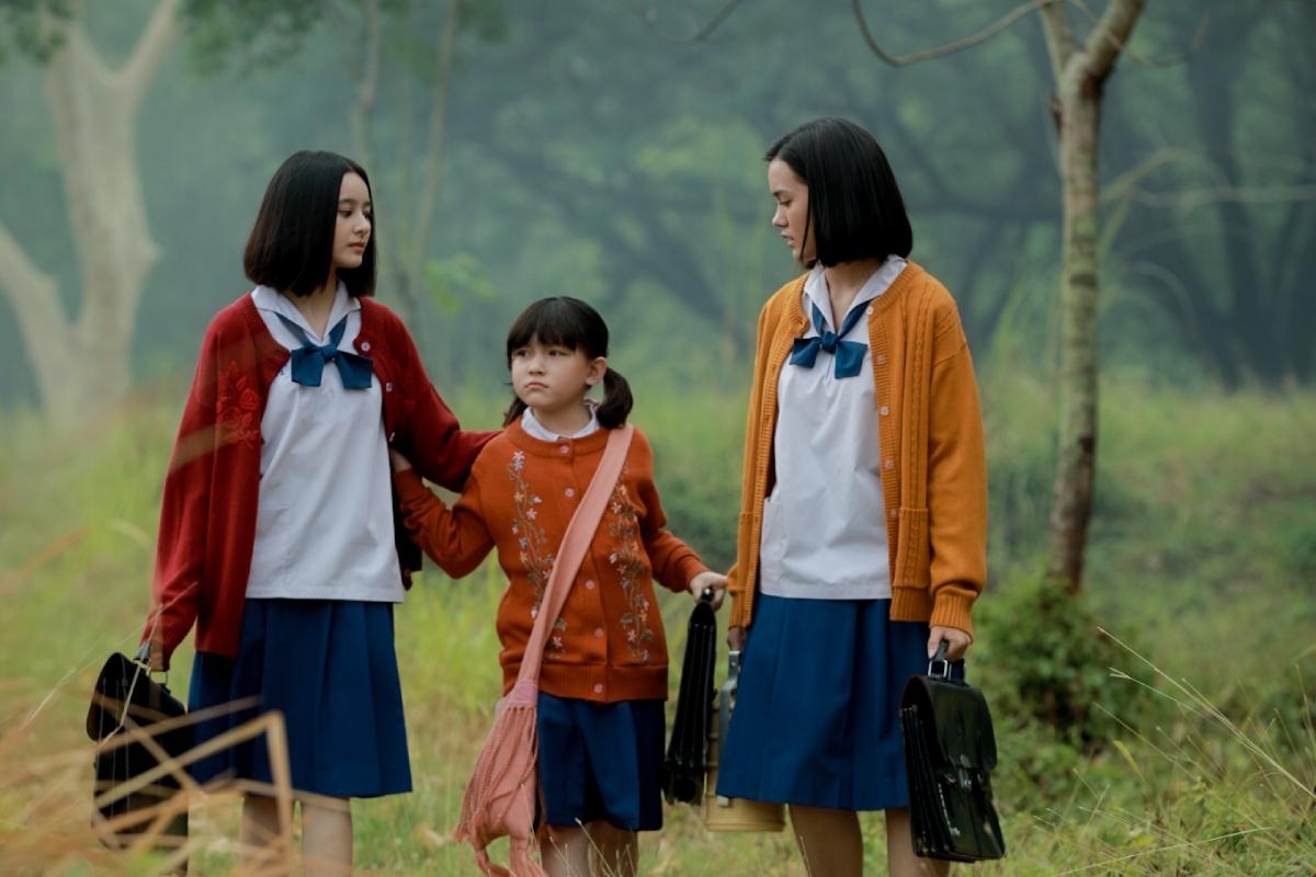 三姊妹原本開心放學回家,卻遇到樹下詭異黑衣女子。(圖/威視提供)
