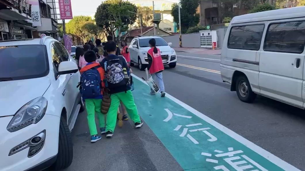 桃園學區人行道竟劃「路中央」　師生肉身護體險被誤闖車撞