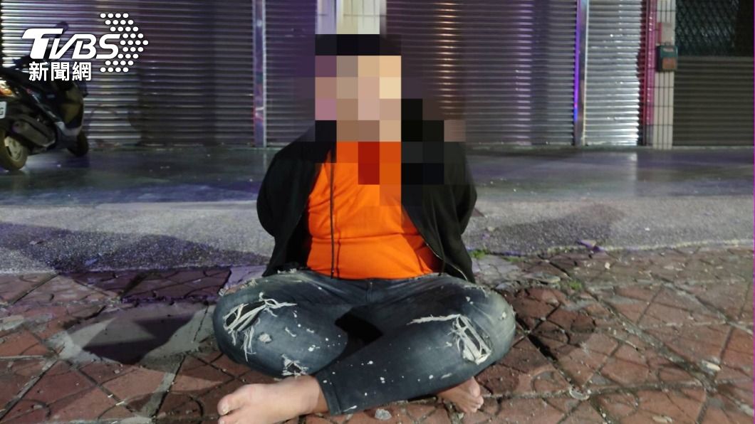 高雄16歲少年無照開車!見警盤查棄3友人 逃跑自撞電桿