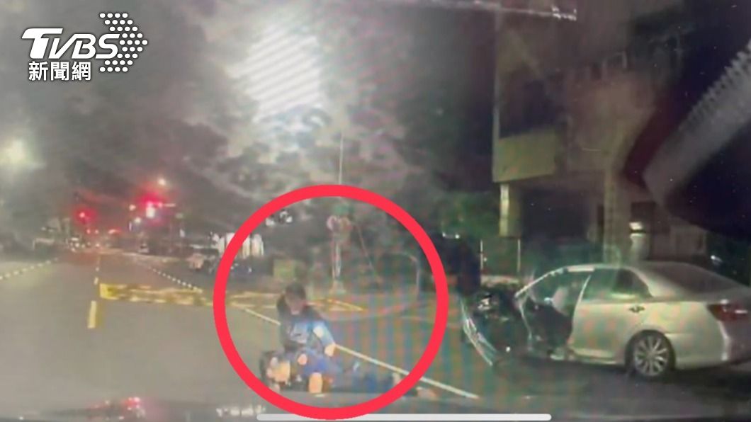 游姓少年被警方壓制逮捕。(圖/TVBS)