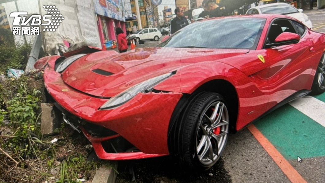 桃園1800萬法拉利失控自撞 亮紅色車頭「凹陷全毀」車主心碎