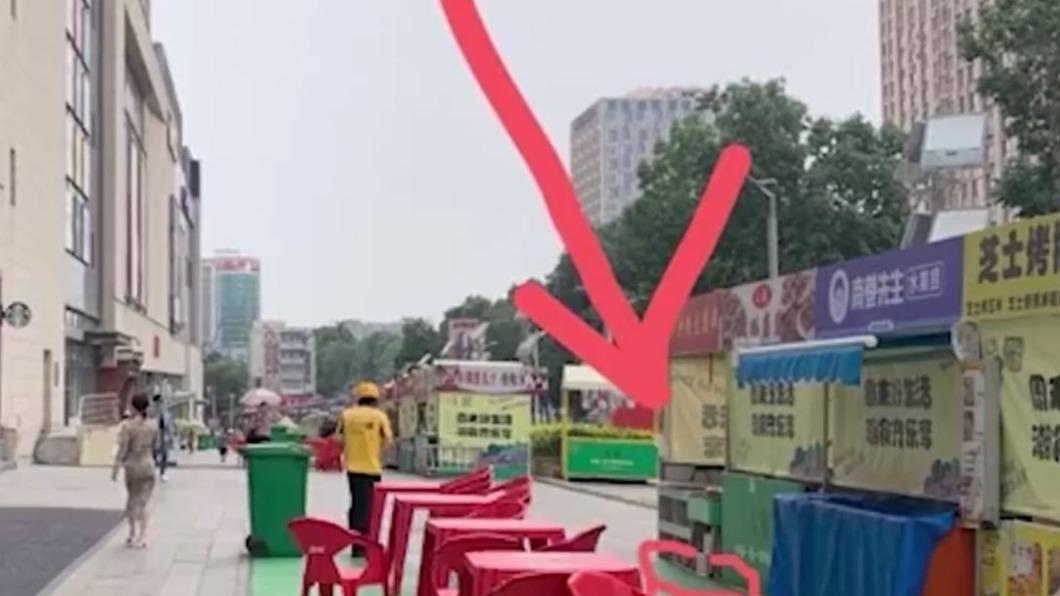 周某從32樓高的窗邊扔擲8塊磚頭，其中一塊正好擊中小婁頭部。（圖／翻攝自微博）