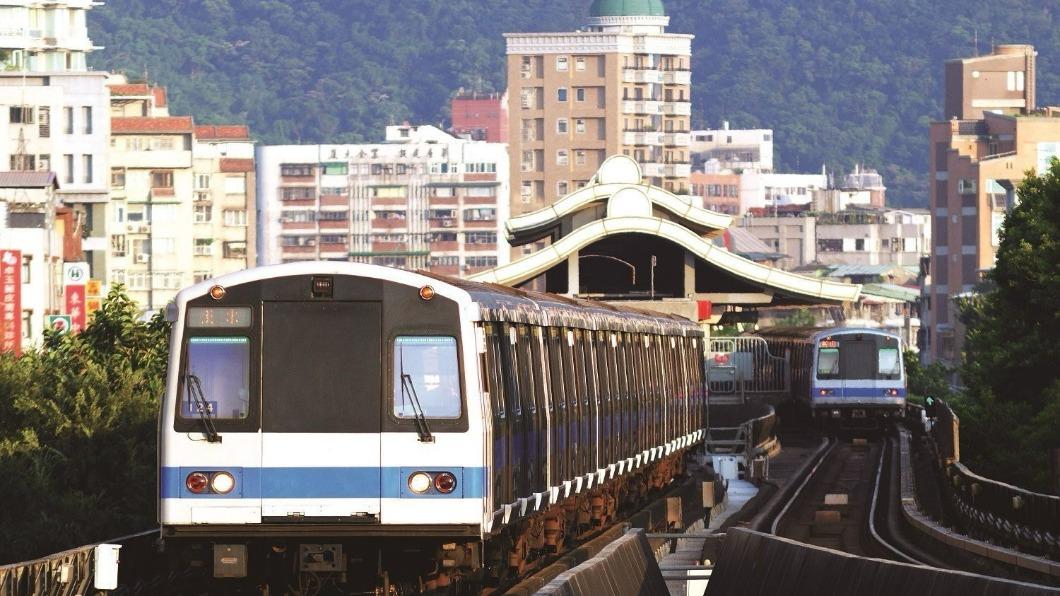 台女北捷車廂上遭大陸大媽「扯頭、壓地」 捷警出手了
