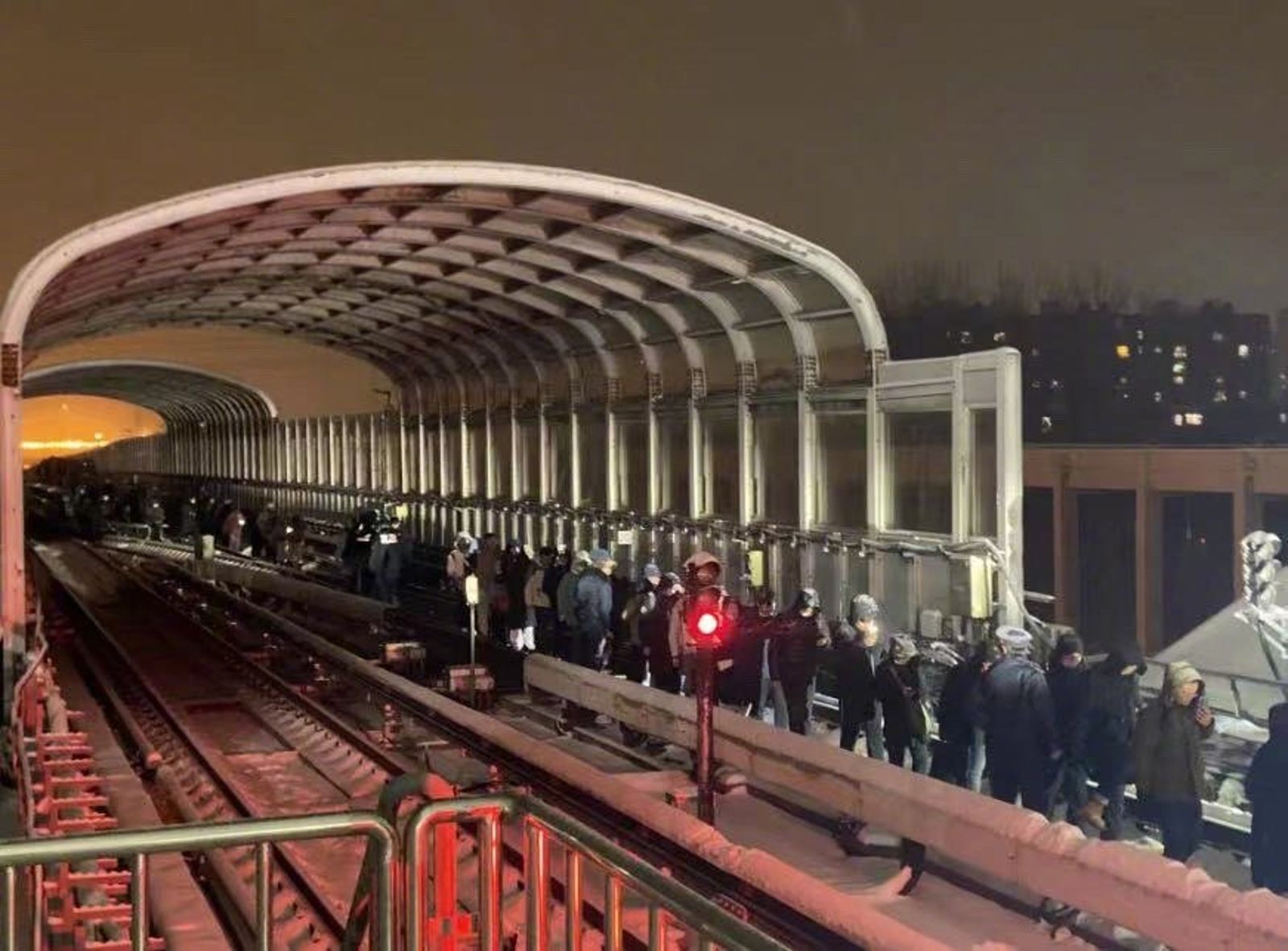 北京地鐵脫節,導致乘客需要下車徒步離開。(圖/翻攝自微博)