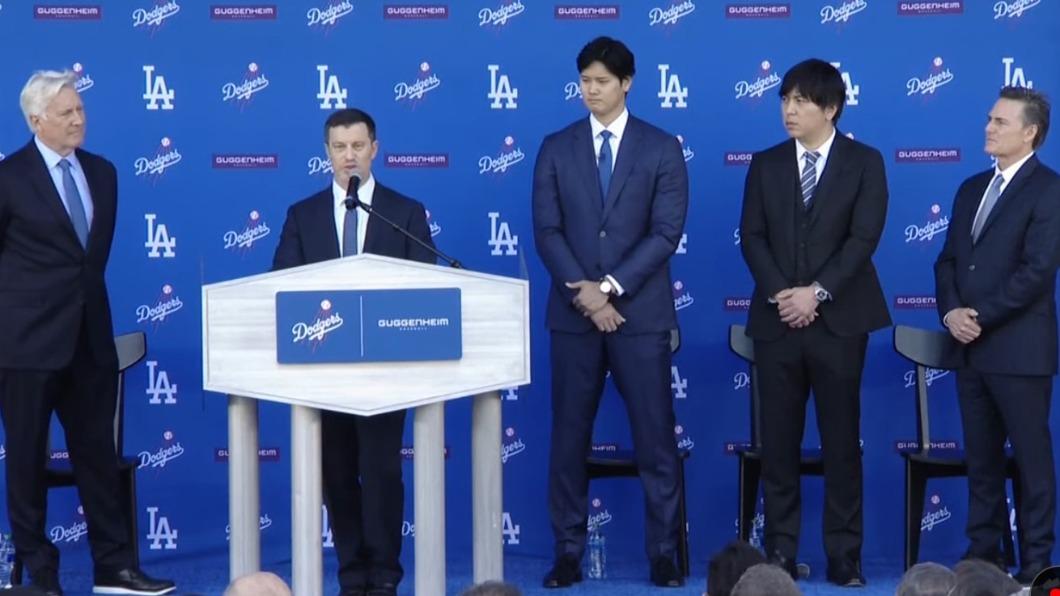 大谷翔平身穿西裝現身記者會,後來換上道奇隊球衣受訪。(圖/翻攝自MLB YT頻道)