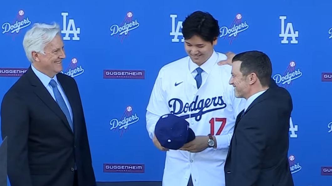 大谷首次換上道奇球衣公開亮相。(圖/翻攝自MLB YT頻道)