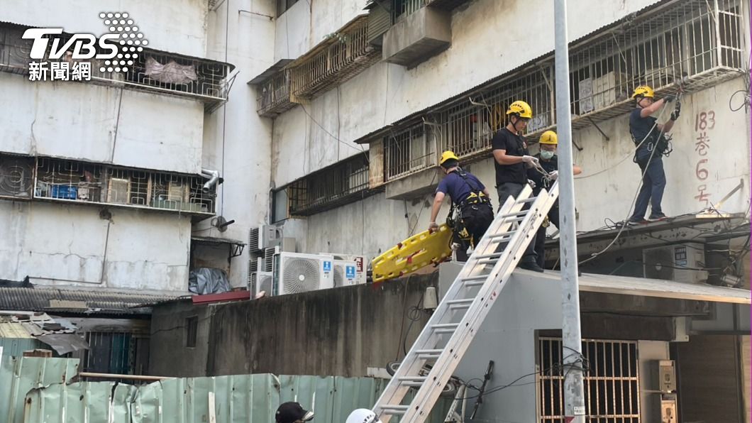 跟家人吵架高雄男墜樓卡鐵皮屋死亡 母痛心大哭